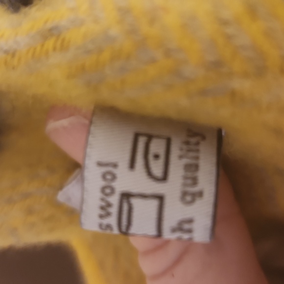 Tweedmill, 100% lambs wool scarf - Picture 5 of 5